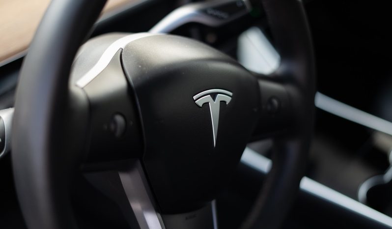 Tesla Model 3 Standard Range Plus completo